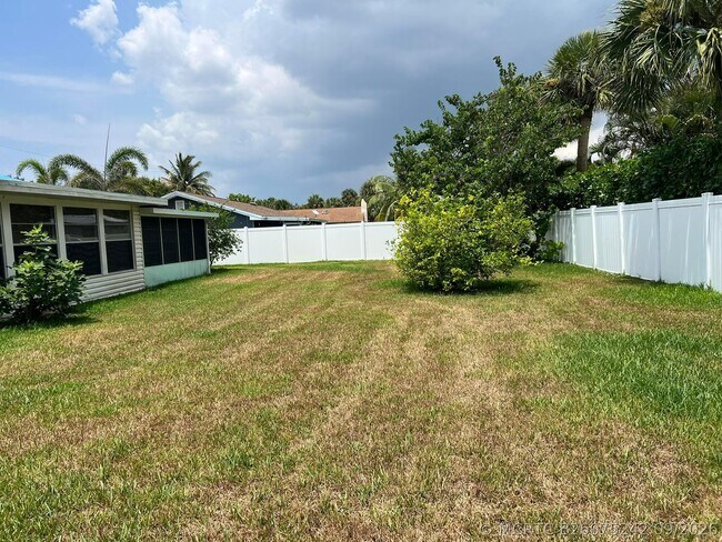 Building Photo - 1916 Coconut Dr