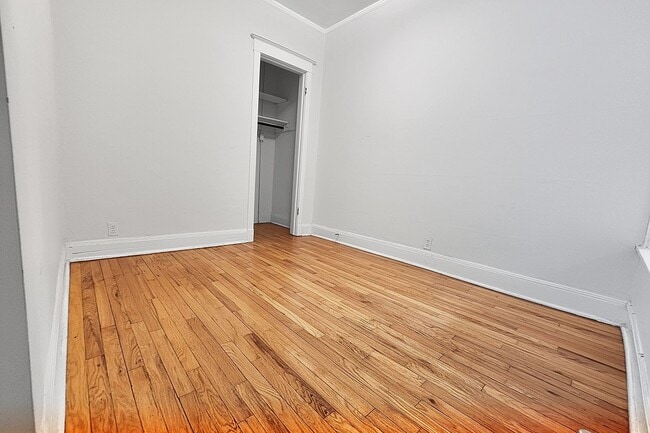 Building Photo - Large 3-bed/1-bath Apartment in the Heart of Rogers Park!
