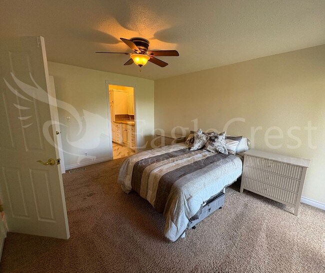 Building Photo - *2nd Month Rent Free* 3 Bedroom Townhome Near Country Club Golf Course