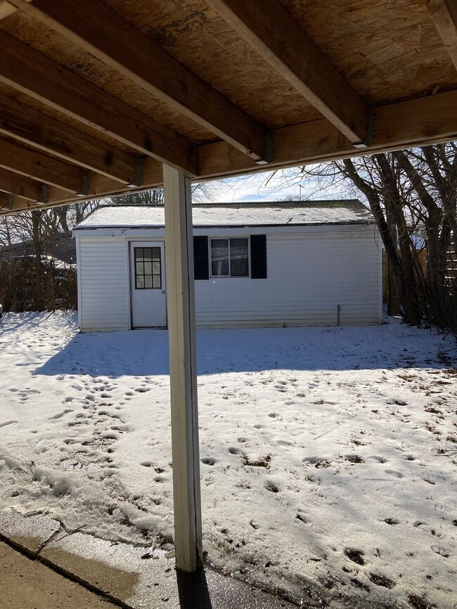 Building Photo - 2 Bedroom house, corner lot with a detache...