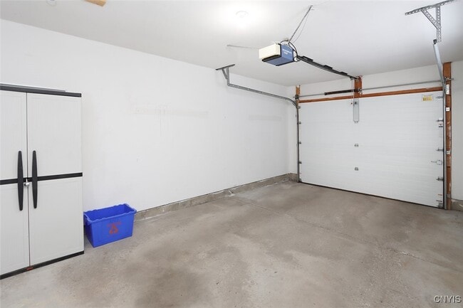 Building Photo - 442 Summerhaven Dr N