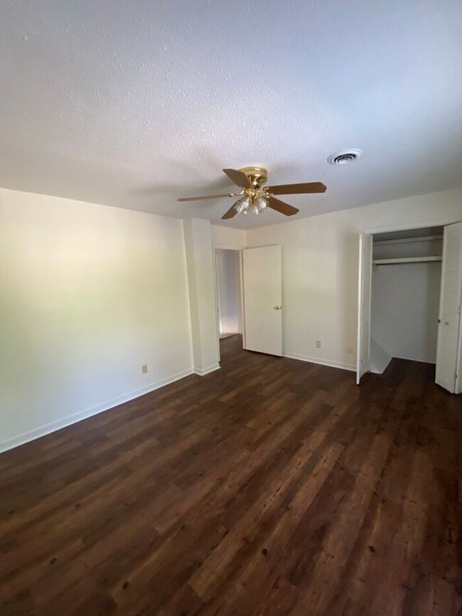 Building Photo - Remodeled 2 bedroom townhouse in Spartanburg!