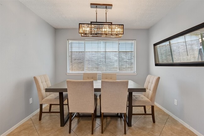 Building Photo - 2410 Colonial Ridge Dr