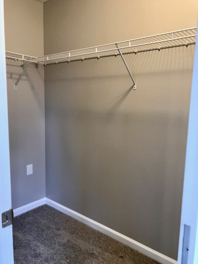 Building Photo - 4 Bedroom 2.5 Bathroom Two Story Brick Front Home in Pike Township!