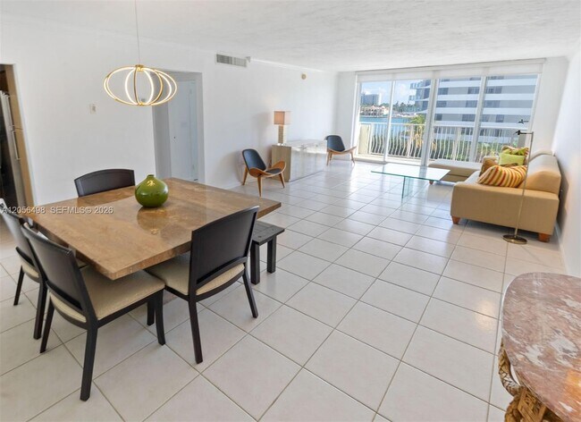 Building Photo - 10350 W Bay Harbor Dr