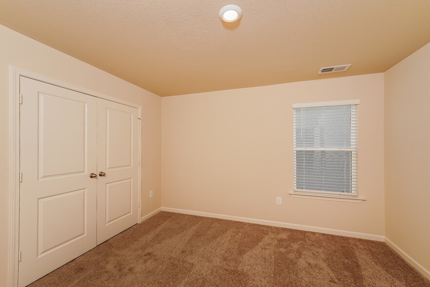 Building Photo - 124 Clover Cir