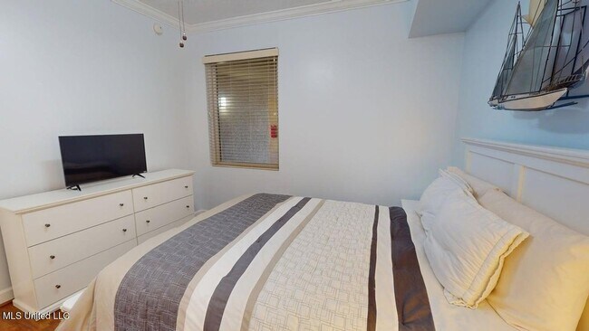 Building Photo - 1200 Beach Dr