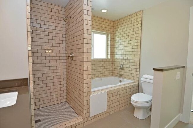 Building Photo - Spacious 5-Bedroom Home for Rent in the Maple Leaf Community