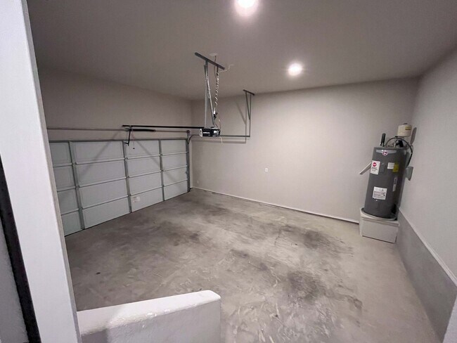 Building Photo - Available NOW, No Carpet, Ceiling Fans, La...