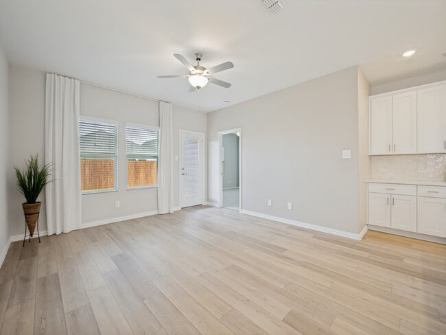 Building Photo - 715 Dotty Dr