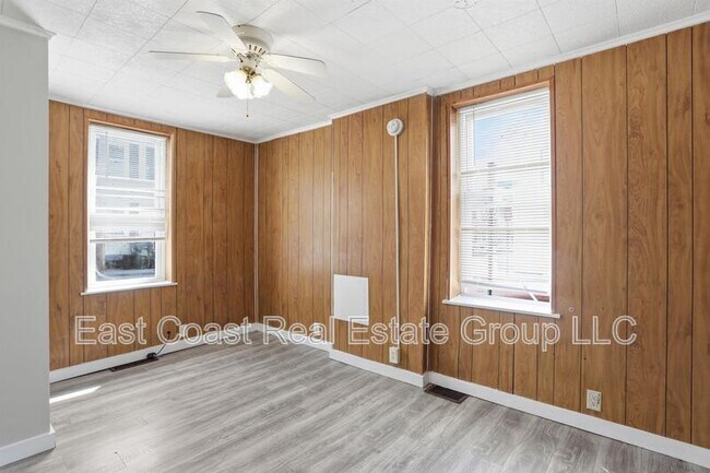 Building Photo - 327 N Mulberry St