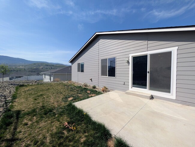 Building Photo - Charming 3-Bed, 2-Bath Home w/ Fenced Yard & W/D!