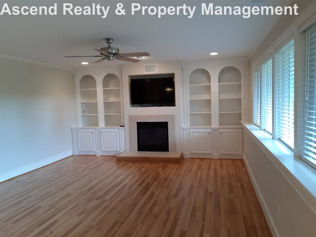 Building Photo - Unique Opportunity to Lease 2 Bed Lower Unit in Executive Home Utilities Included Quick Access to...