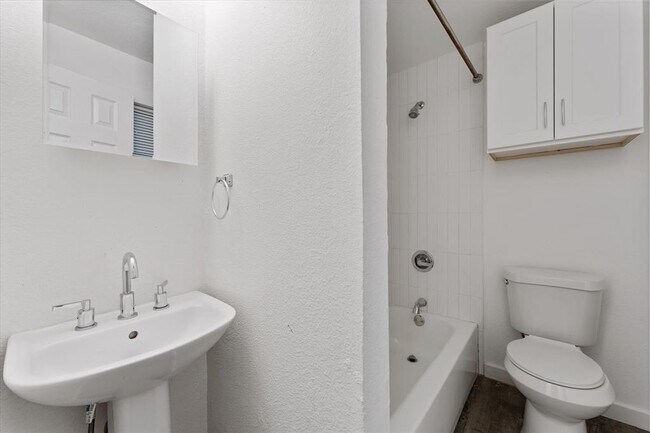 Building Photo - 607 Enid St