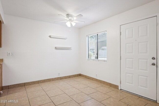 Building Photo - 286 W Palomino Dr