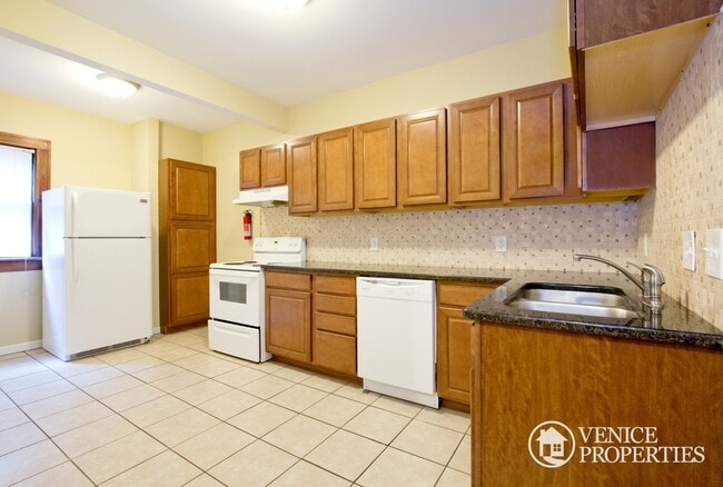Building Photo - 187 E Northwood Ave