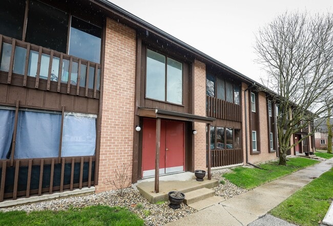 Building Photo - Spacious Ground Floor 2 Bed with Screened Porch!