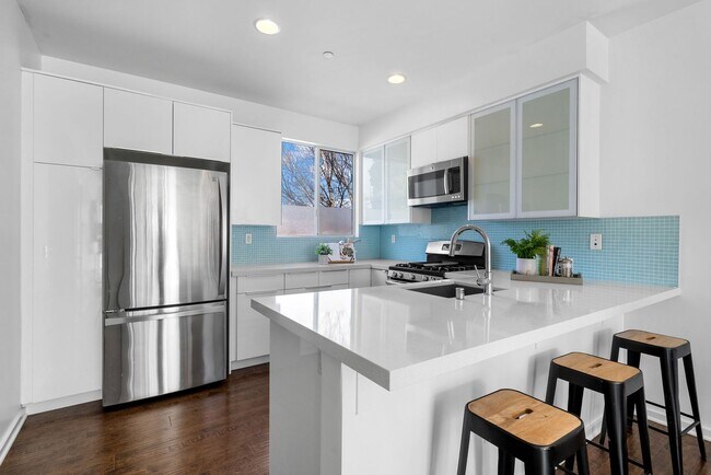 Building Photo - 3 bedroom 3.5 bath - Townhouse for rent