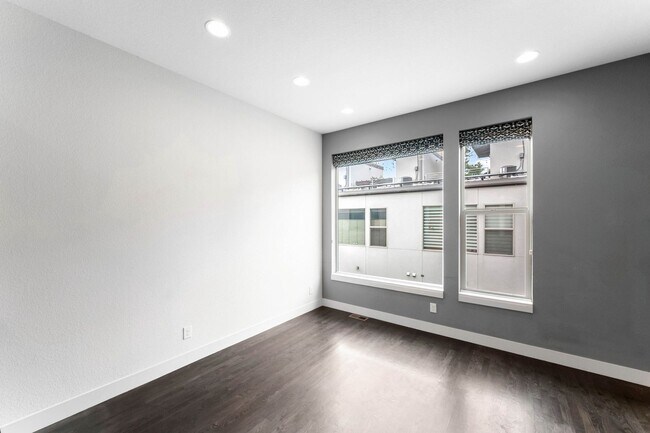 Building Photo - Modern 2BD, 2BA LoHi Townhome with Rooftop...