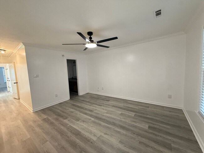 Building Photo - 425 Autumnwood Dr SW