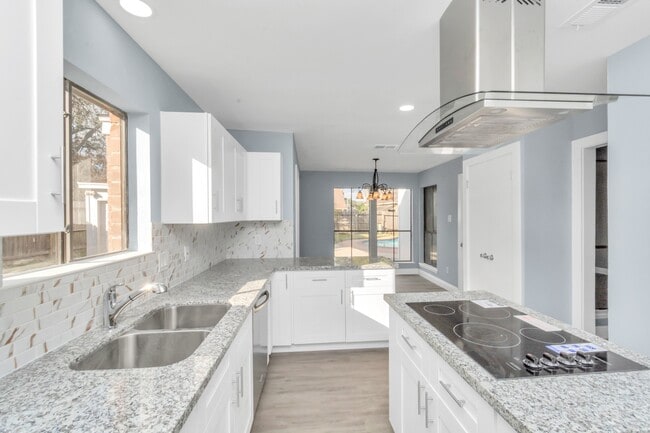 Building Photo - 3514 Summit Ln