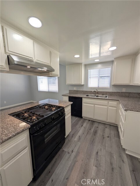 Building Photo - 527 E Colorado Blvd