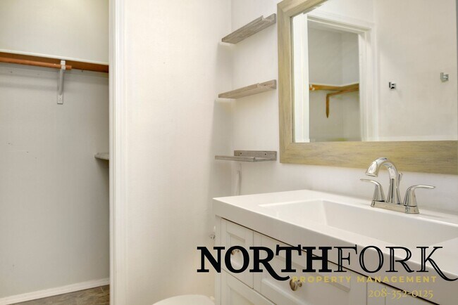 Building Photo - Southeast Boise Rental with Vaulted Ceilin...