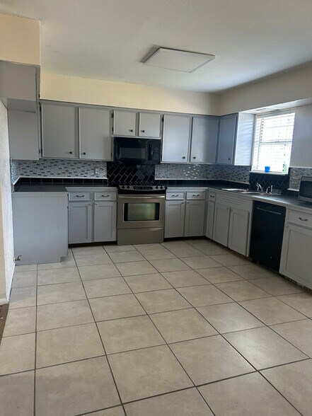 Building Photo - 4418 Acushnet Dr