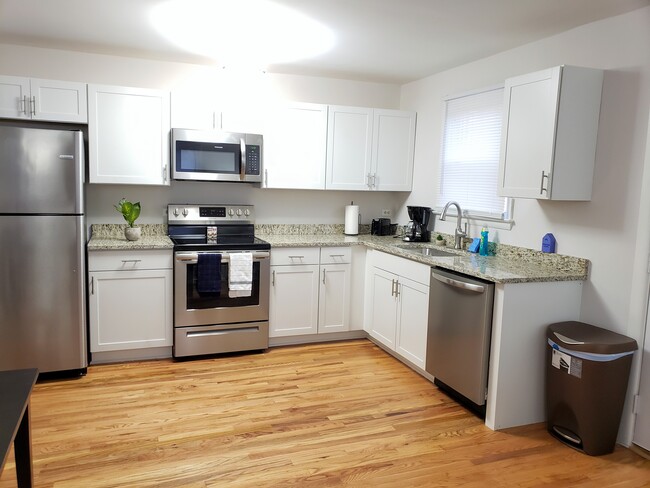 Full kitchen - 1509 E High St