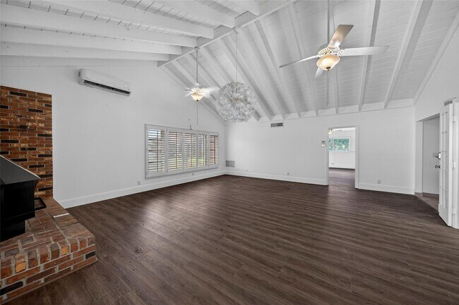 Building Photo - 6852 Skyline Dr