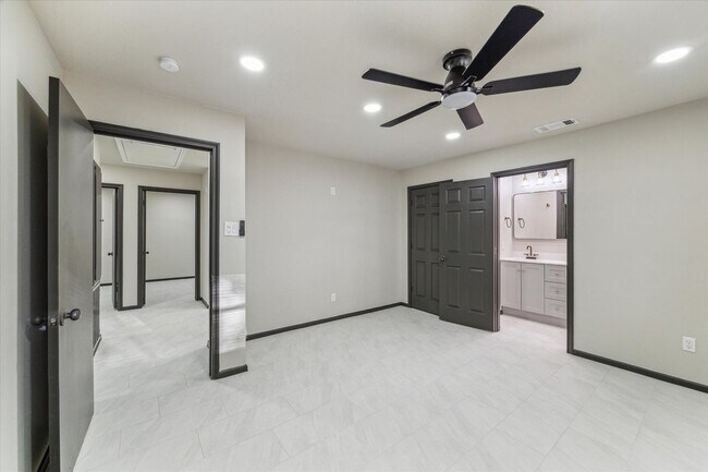 Building Photo - 412 Lyndale Dr