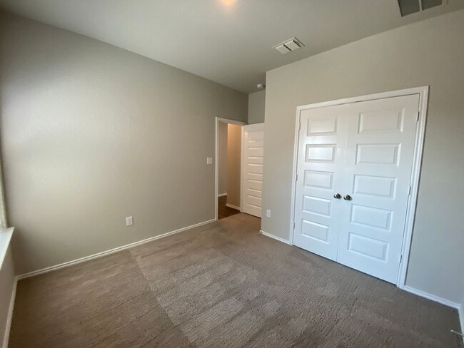 Building Photo - Fabulous 4/2 single story conveniently loc...