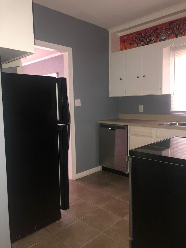 Building Photo - 2201 S Park Ave