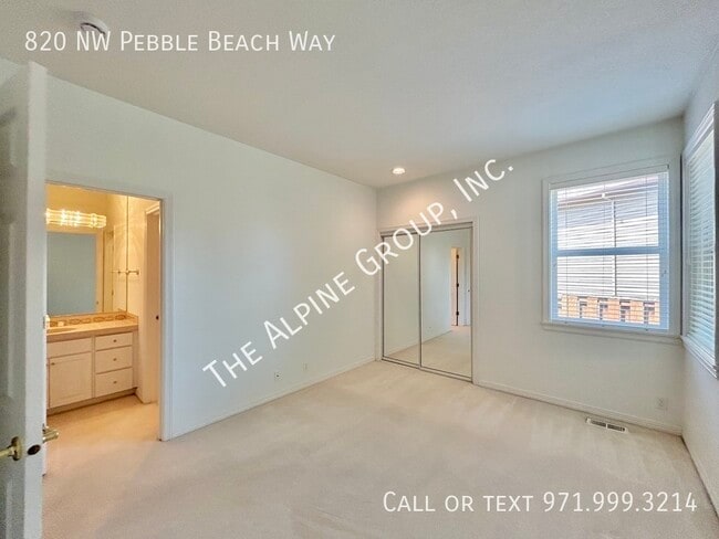 Building Photo - 820 NW Pebble Beach Way