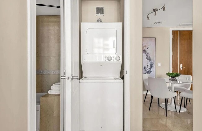 Building Photo - 550 Front St