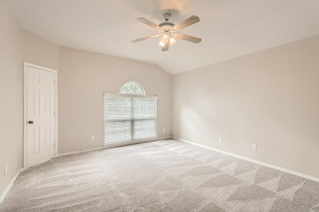 Building Photo - Less than 7 miles from Randolph AFB! Lawn care included!