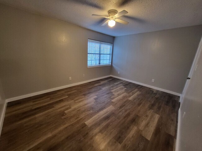 Building Photo - 2 Bedroom 1.5 Bathroom Townhouse with granite countertops and washer/dryer provided
