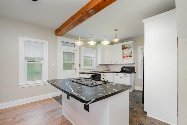 Building Photo - 710 Highland Ave
