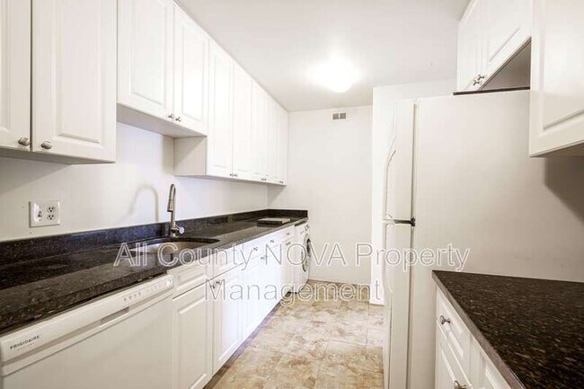 Building Photo - 11923 Parklawn Dr