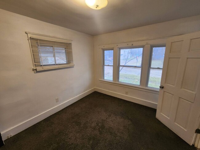 Building Photo - Charming 3-Bedroom Property in Prime Location