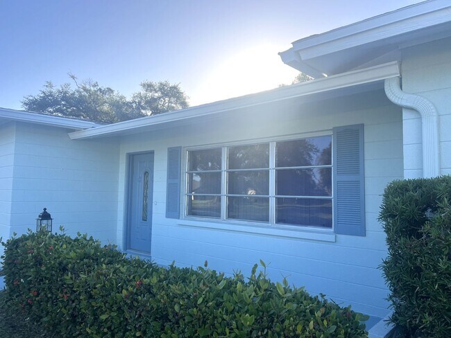 Building Photo - 280 E Seminole Dr