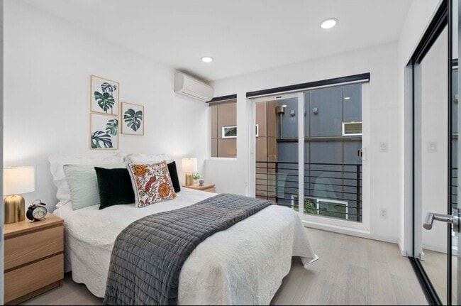 Building Photo - 5915 California Ave SW