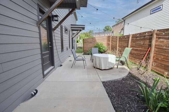 Building Photo - Modern Three Bedroom!
