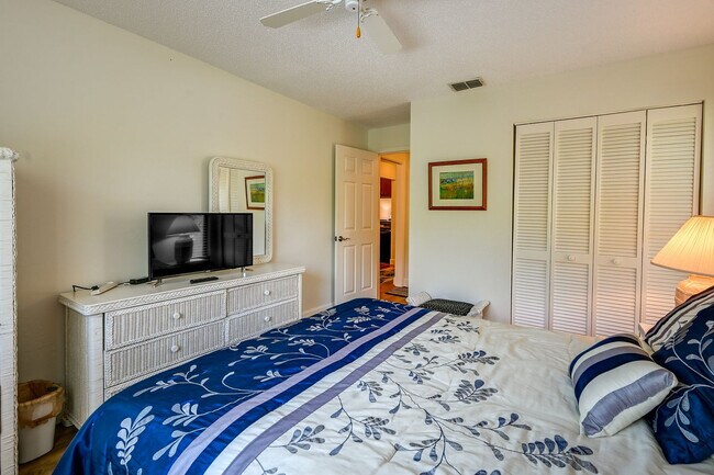 Building Photo - 5708 Deauville Cir
