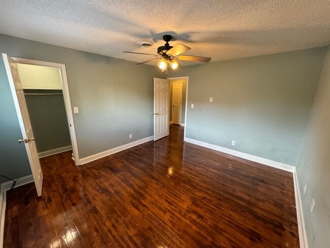 Building Photo - Brick 2/1 Apartment in Cave Spring- $995