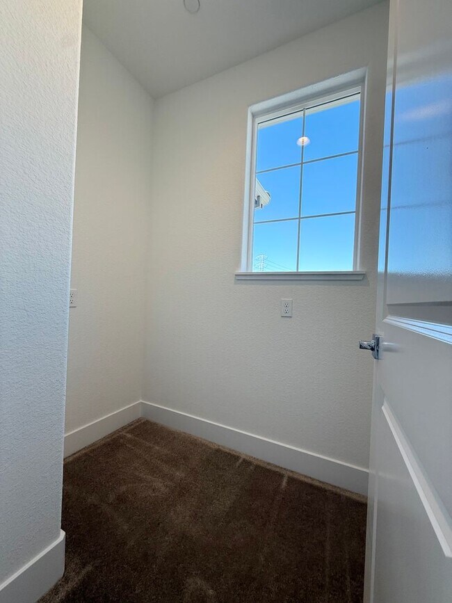 Building Photo - BRAND NEW 4 Bed 3 Bath Martinez Home - Owned Solar! Just Completed!