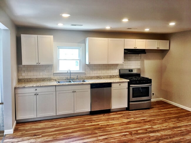 Building Photo - Beautifully Remodeled and Rent Ready.