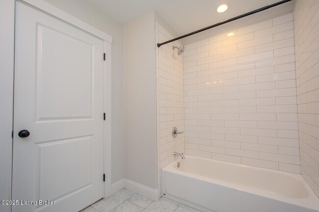 Building Photo - 6209 Applegate Ln