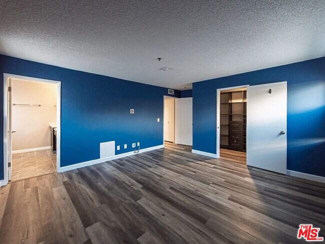 Building Photo - 625 E Del Mar Blvd