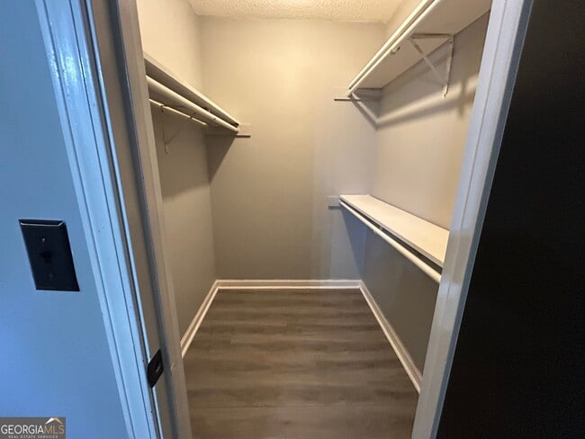 Building Photo - 3544 Lakeview Dr